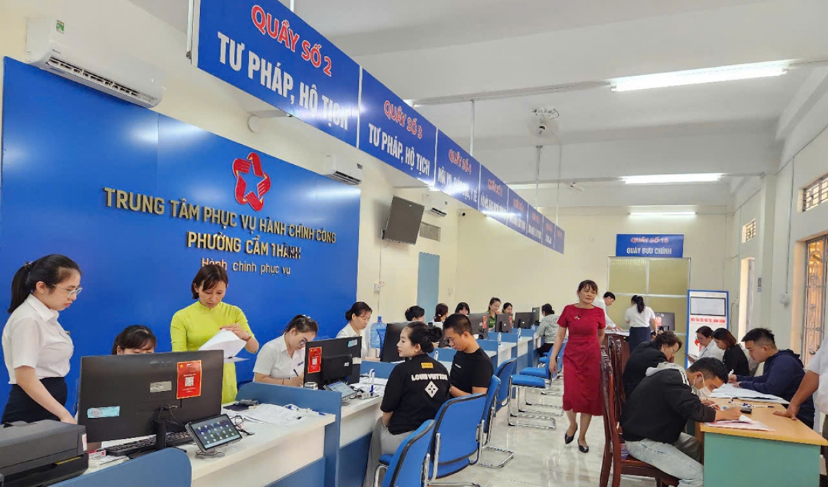 Ngày đầu tiên đi vào hoạt động người dân đến trung tâm phục vụ hành chính công phường Cẩm Thành, tỉnh Quảng Ngãi (mới) khá đông.