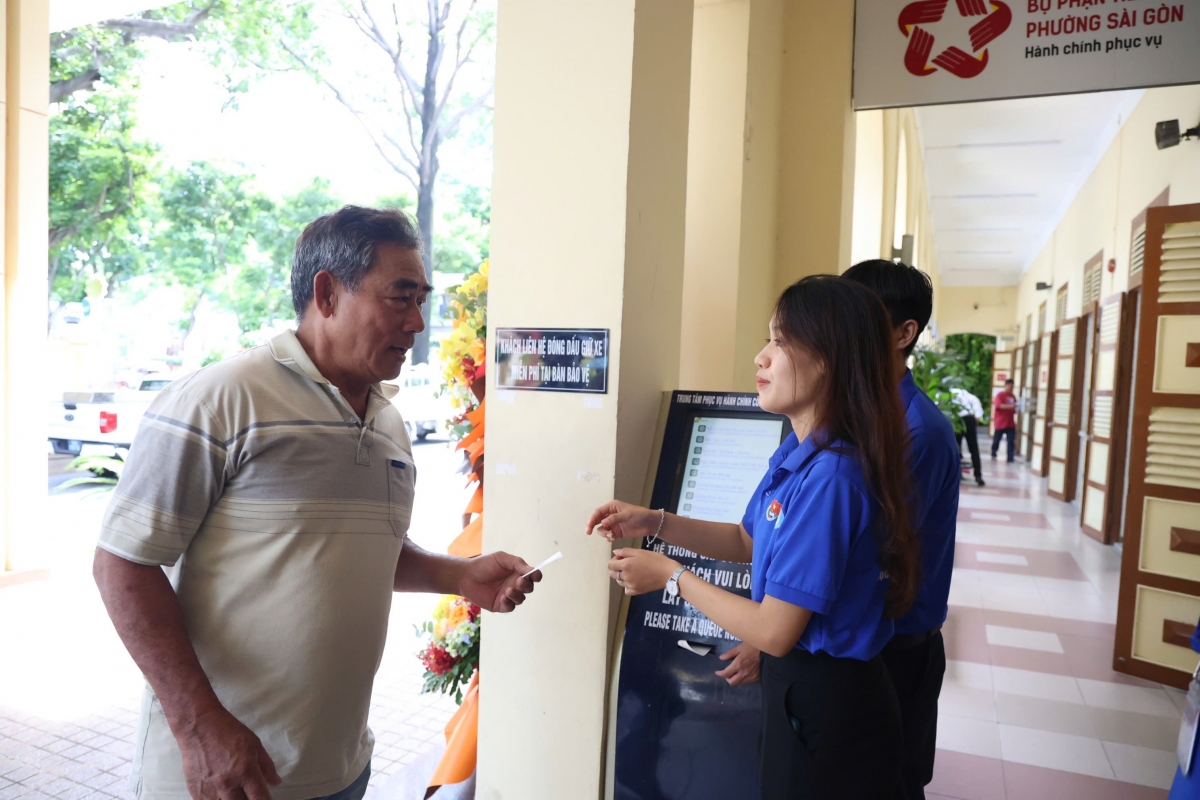 Ngay khi vừa đến các trung tâm phục vụ hành chính công, người dân được đón tiếp và hỗ trợ nhiệt tình từ đội ngũ cán bộ, công chức và tình nguyện viên.