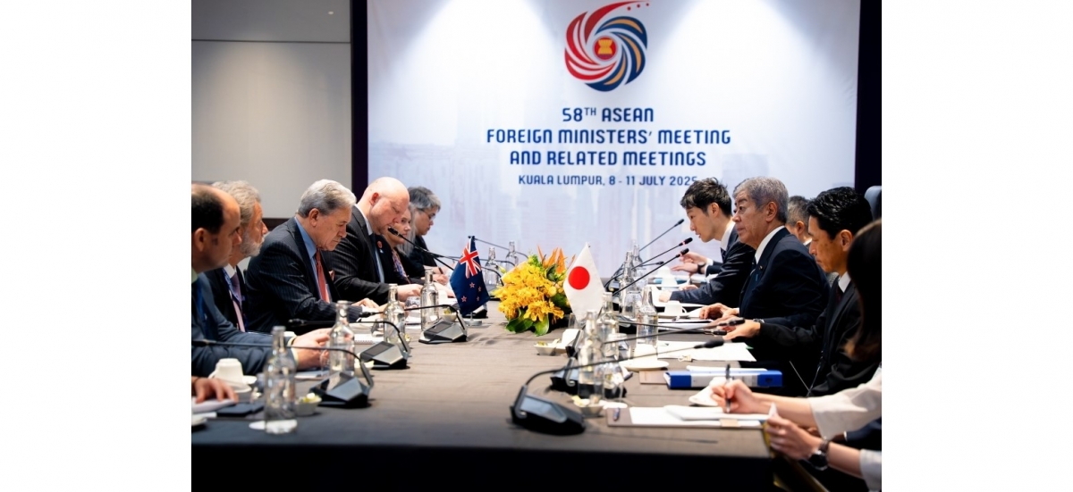 Ngoại trưởng New Zealand Winston Peters (trái-giữa) gặp Ngoại trưởng Nhật Bản Iwaya Takeshi bên lề Hội nghị cấp cao ASEAN tại Malaysia. Nguồn: Bộ Quốc phòng Nhật Bản.