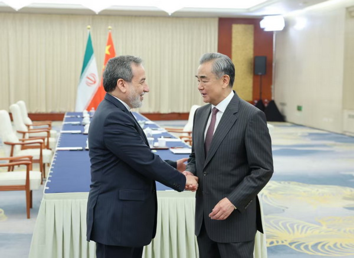 Ngoại trưởng Trung Quốc Vương Nghị hội đàm với Ngoại trưởng Iran Abbas Araghchi bên lề Hội nghị Hội đồng ngoại trưởng SCO. Ảnh Bộ Ngoại giao Trung Quốc