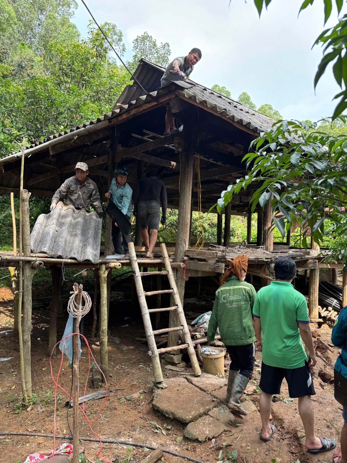 Người dân chủ động di chuyển khỏi vùng sạt lở để đảm bảo an toàn.
