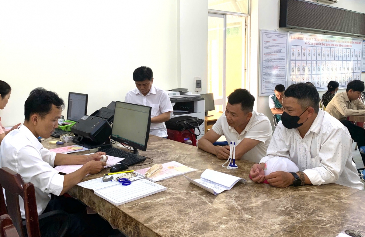 Ngưới dân đến làm thủ tục hành chính công tại phường Phong Điền, thành phố Huế