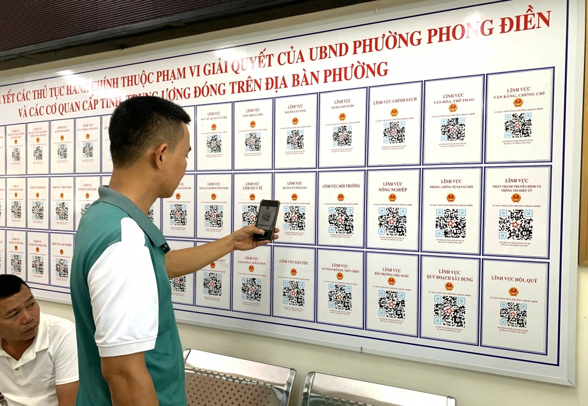 Người dân quét mã QR tại Trung tâm phục vụ Hành chính công phường Phong Điền.