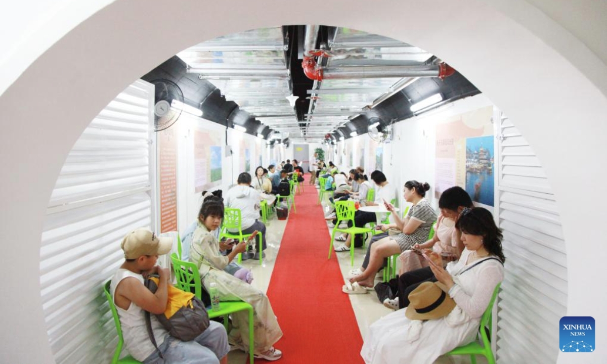 Do thời tiết nắng nóng, Nam Kinh đã mở cửa miễn phí 22 hầm trú ẩn phòng không cho người dân địa phương tránh nóng với các dịch vụ xã hội và giải trí. Ảnh: Tân Hoa xã