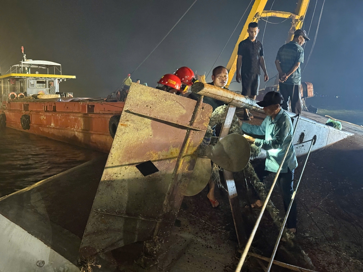 Các đơn vị trục vớt đang làm các phương án, bố trí cẩu để lật lại tàu