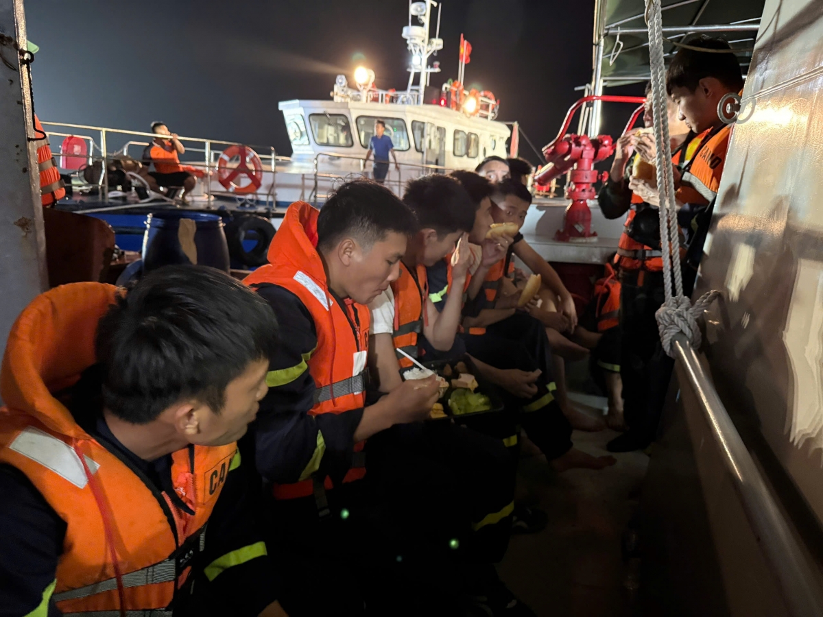 Các lực lượng cứu hộ dự kiến việc trục vớt sẽ kéo dài đến 2h sáng 20/7.