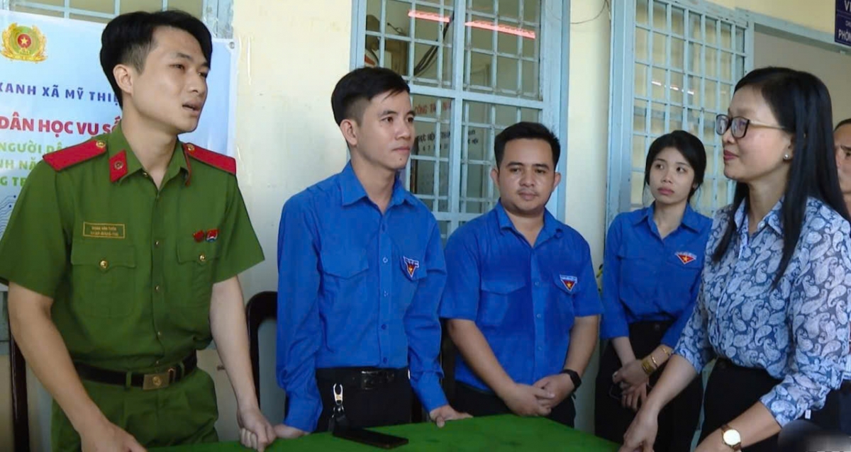 Nguyễn Thị Kim Tuyến – Ủy viên Ban Thường vụ Tỉnh ủy -Trưởng Ban Tuyên giáo và Dân vận tỉnh Đồng Tháp đến nắm tình hình vận hành của chính quyền xã Mỹ Thiện sau sáp nhập.