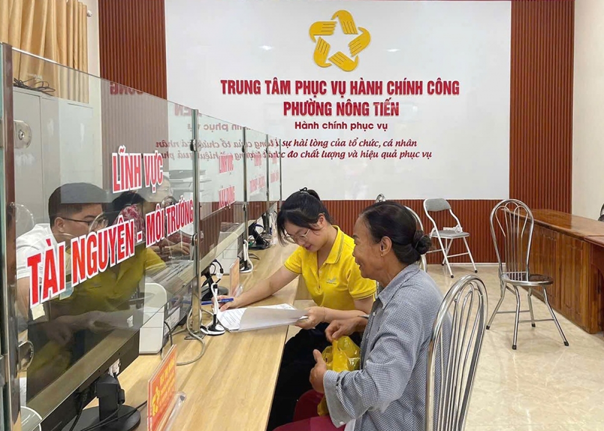 Nhân viên bưu điện hỗ trợ người dân khi đến làm các thủ tục tại UBND các xã