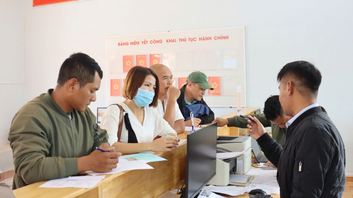 Nhân viên phục vụ hành chính công hướng dẫn người dân các thủ tục.