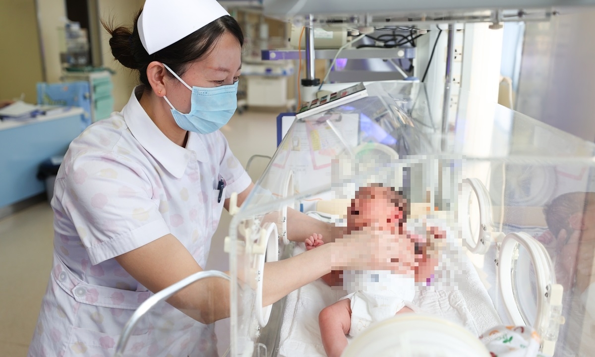 Nhân viên y tế chăm sóc trẻ sơ sinh tại một bệnh viện ở tỉnh Giang Tô, miền Đông Trung Quốc ngày 1/1/2024. Ảnh: VCG