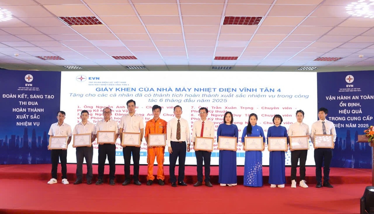 Nhiệt điện Vĩnh Tân 4 tuyên dương những tập thể, cá nhân có thành tích xuất sắc 6 tháng đầu năm 2025. Ảnh: Văn Trung