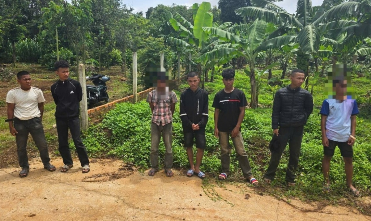 Nhóm Y Buôn, Y Nao và những người còn lại được công an dẫn giải ra hiện trường.