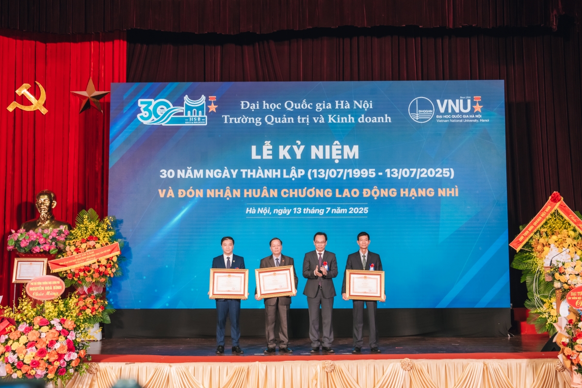 Thứ trưởng Bộ GD&ĐT Hoàng Minh Sơn thừa ủy quyền trao Bằng khen của Thủ tướng Chính phủ cho 3 cá nhân tiêu biểu của Trường