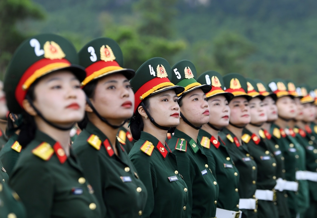 Nữ chiến sỹ quyết tâm tập luyện