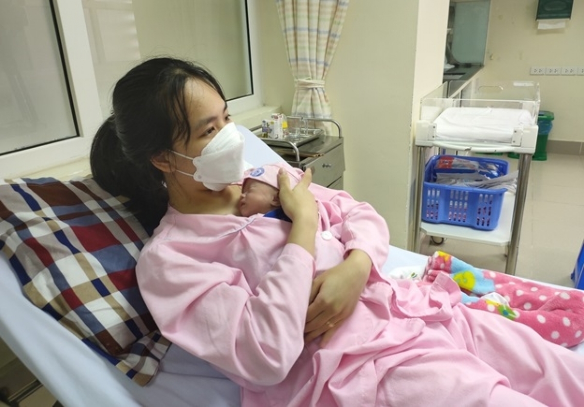 Niềm hạnh phúc của người mẹ khi đón con sinh non 500 gam được các thầy thuốc BV Phụ sản Trung ương nuôi sống