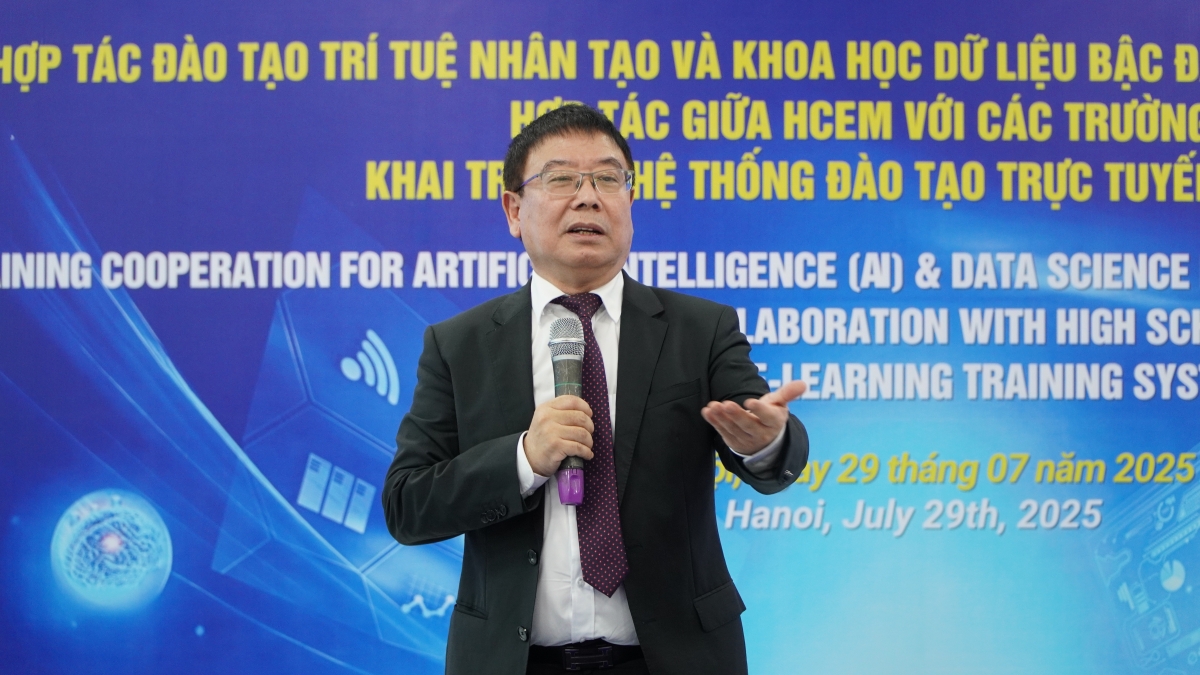 Ông Trần Văn Hùng - Giám đốc Trung tâm AI và Khoa học về dữ liệu (GLOVIA CENTER), trực thuộc Trường Cao đẳng Cơ điện Hà Nội (HCEM)
