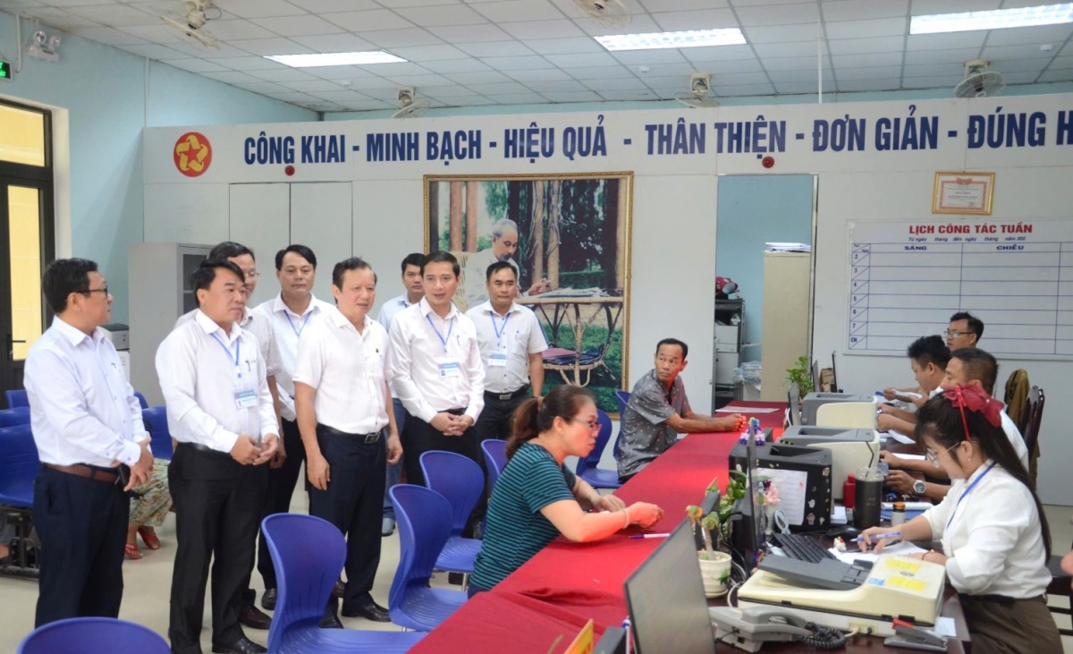 Ông Lê Trường Lưu (đứng giữa hàng đầu), Bí thư Thành ủy Huế kiểm tra vận hành chính quyền 2 cấp tại phường Mỹ Thượng.