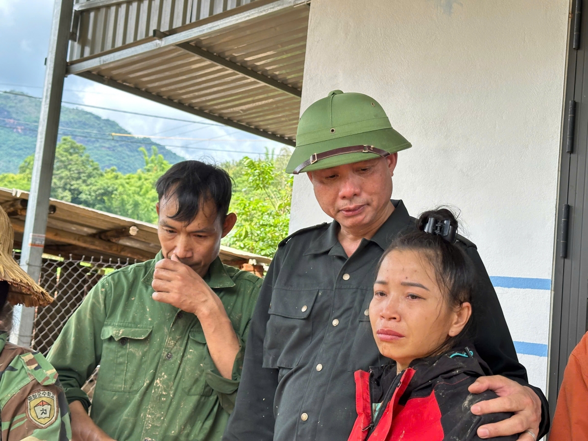 Ông Nguyễn Thành Công, Phó Chủ tịch UBND tỉnh Sơn La thăm hỏi, động viên gia đình người bị nạn.