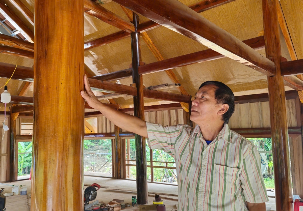 Ông Nông Thiện Mạc, thương binh hạng 1/4 ở xã Lâm Thượng đã có được căn nhà sàn khang trang