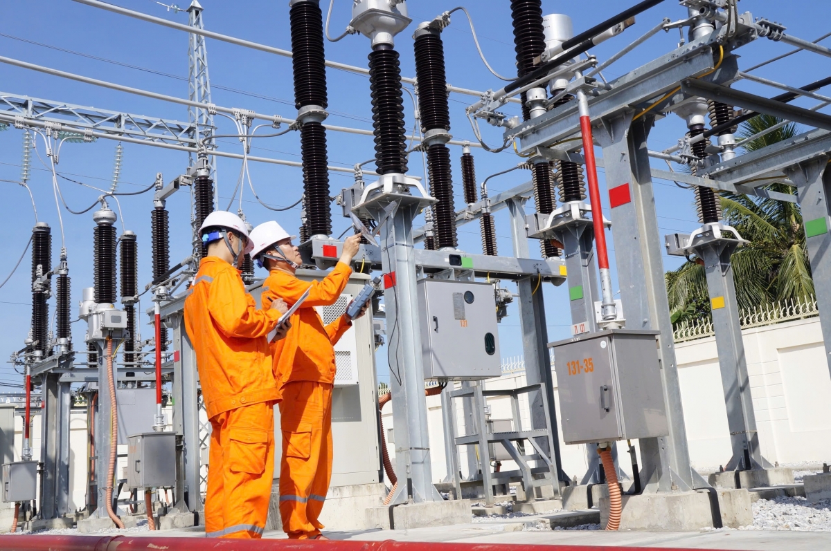 Công nhân Xí nghiệp 110kV (PC Thanh Hóa) kiểm tra vận hành thiết bị trong cao điểm nắng nóng (ảnh EVNNPC)