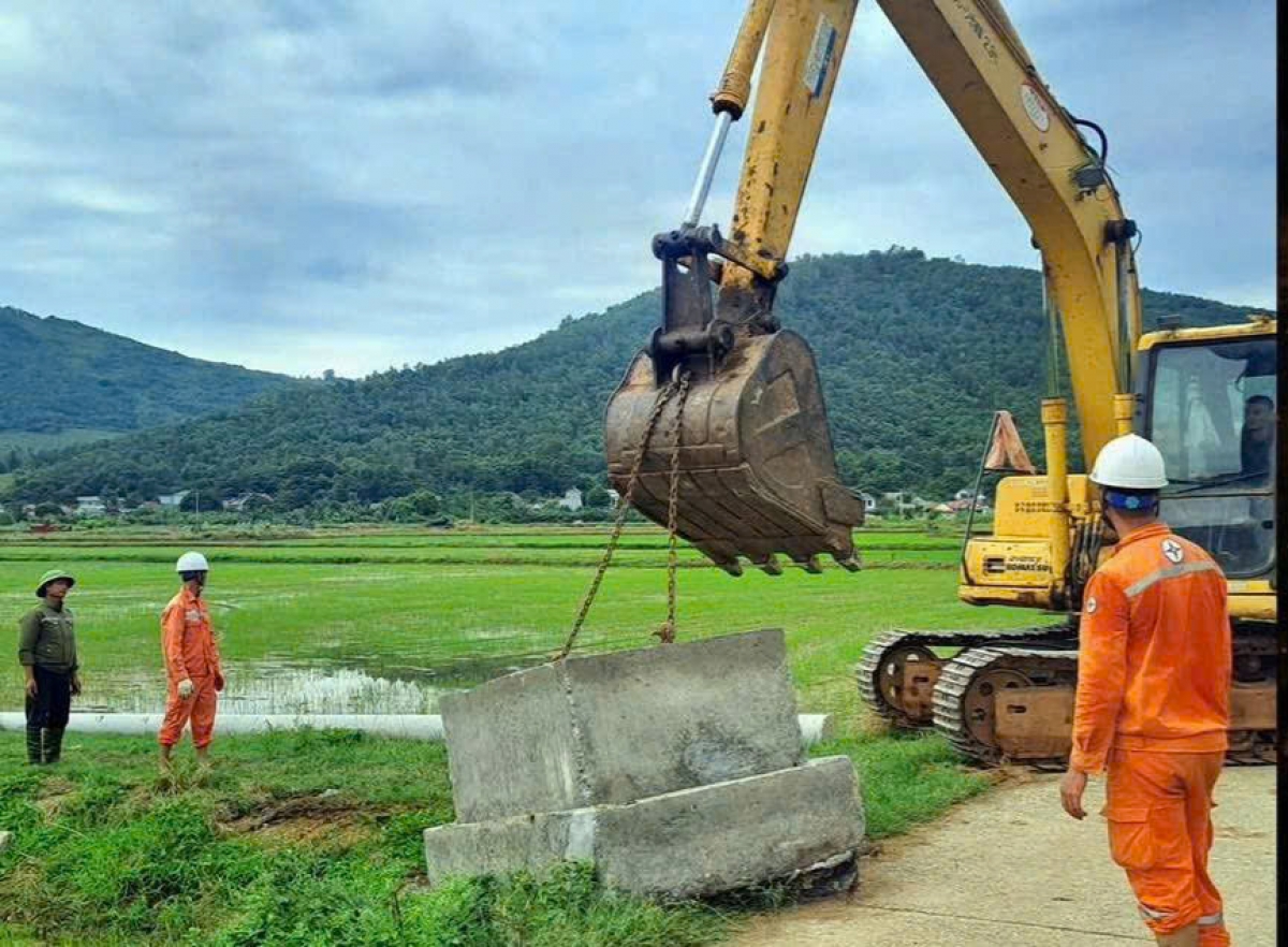 Các đơn vị trực thuộc Công ty Điện lực Thanh Hóa nỗ lực khắc phục sự cố nhằm đảm bảo mục tiêu cấp điện trở lại sớm nhất cho khách hàng.