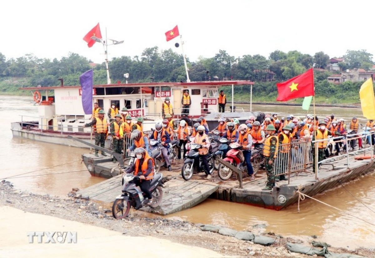 Phà quân sự phục vụ người dân từ 6-20 giờ hằng ngày, từ ngày 6/7. (Ảnh: Tạ Toàn/TTXVN)