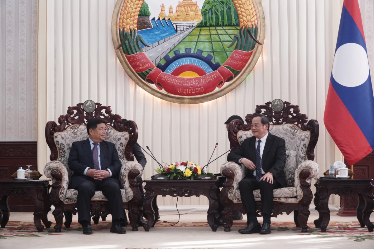 Phó Thủ tướng Việt Nam Nguyễn Chí Dũng chào Thủ tướng Lào Sonexay Siphandone.
