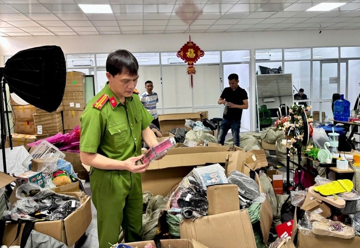 Phòng Cảnh sát kinh tế Công an tỉnh Lạng Sơn kiểm tra một kho hàng livestream bán hàng, phát hiện hơn 3000 sản phẩm đồ gia dụng, quần áo, mỹ phẩm… không có hóa đơn, chứng từ chứng minh nguồn gốc, xuất xứ hợp pháp