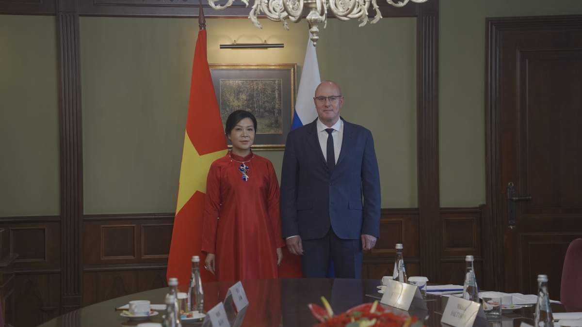 Phu nhân Ngô Phương Ly chụp ảnh lưu niệm với Phó thủ tướng Nga Dmitry Nikolayevich Chernyshenko