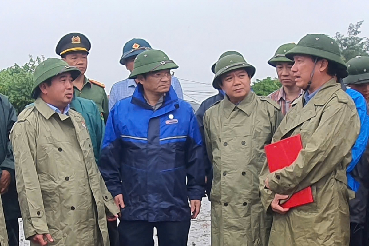 Quyền Bộ trưởng Bộ Nông nghiệp và Môi trường kiểm tra ứng phó bão tại tỉnh Ninh Bình