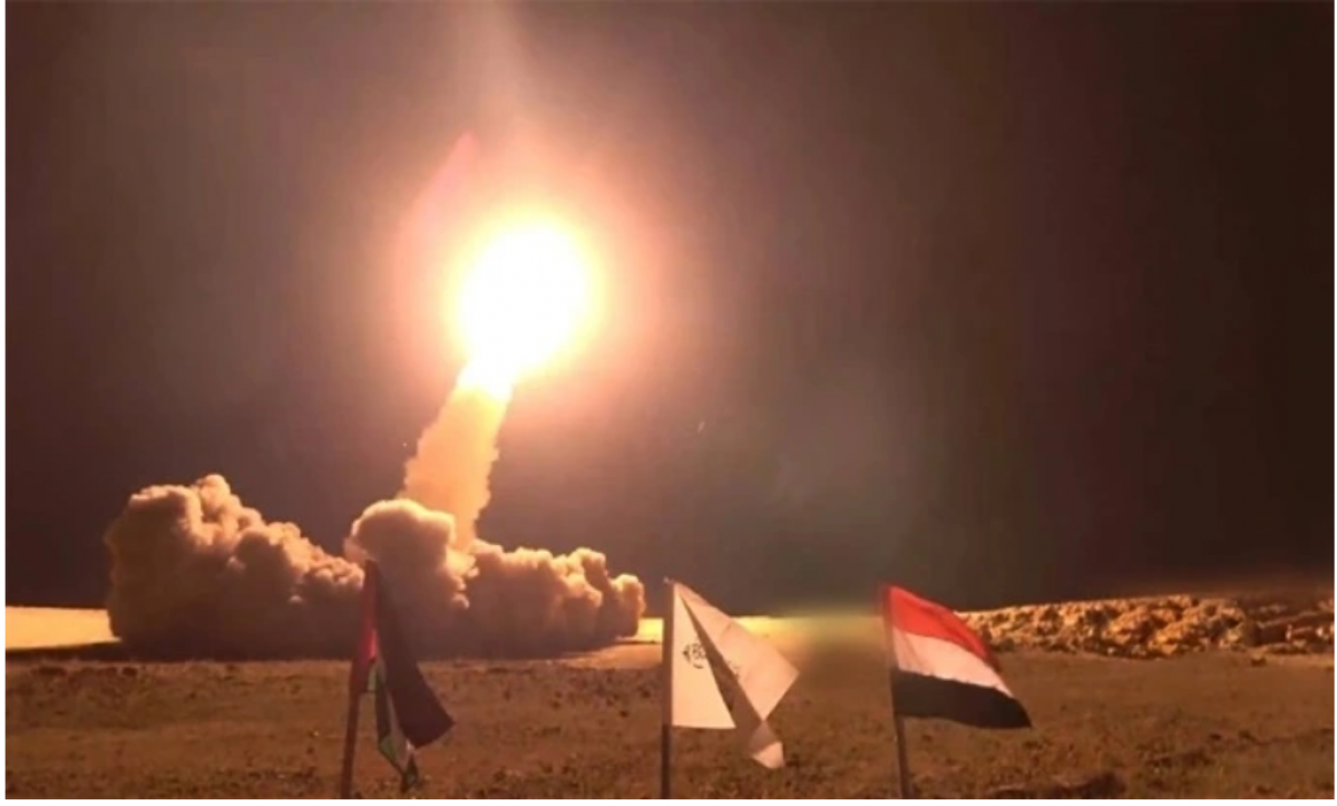 Tên lửa của Houthi rời bệ phóng trong vụ tập kích tháng 12/2024. Ảnh: Al Masirah