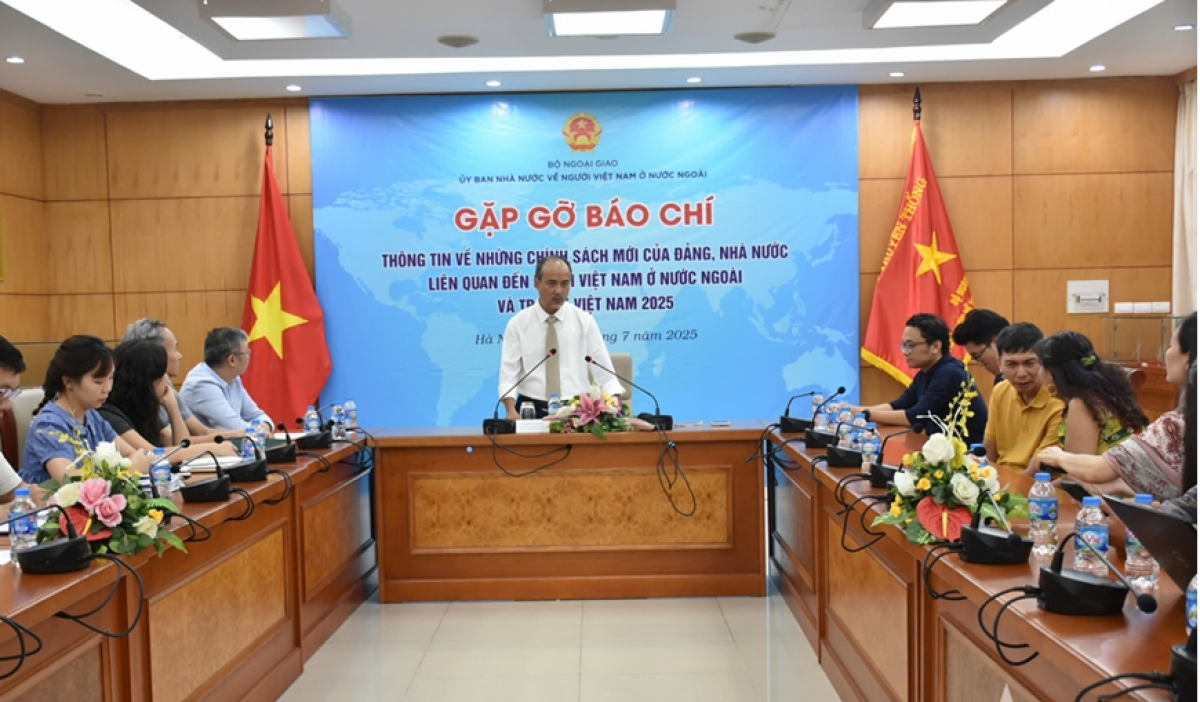 Tại buổi gặp gỡ báo chí tại Hà Nội, Chủ nhiệm Ủy ban Nhà nước về người Việt Nam ở nước ngoài, Bộ Ngoại giao, ông Nguyễn Trung Kiên, đã thông tin về những chính sách mới của Đảng và Nhà nước liên quan đến người Việt Nam ở nước ngoài và chương trình Trại hè Việt Nam 2025.