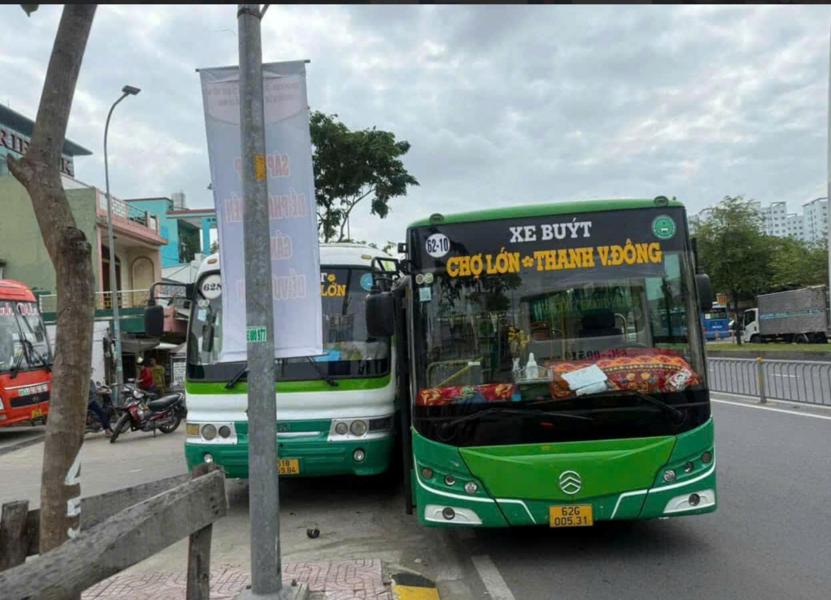 Hiện trường hai xe buýt ép nhau