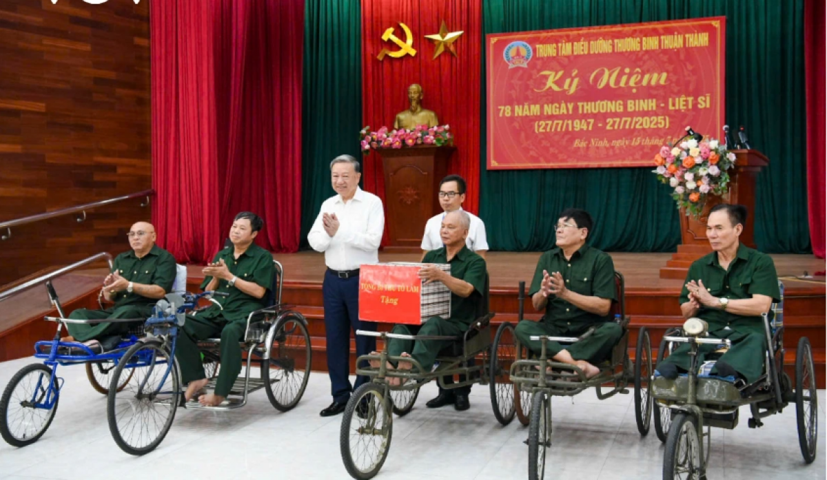 Tổng Bí thư Tô Lâm tặng quà tri ân các thương bệnh binh tại Trung tâm điều dưỡng thương binh Thuận Thành, Bắc Ninh.