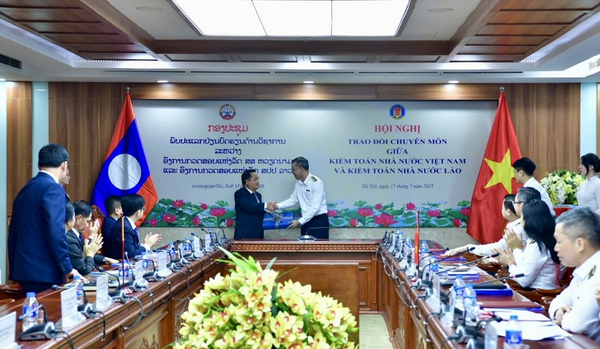Tổng KTNN Việt Nam Ngô Văn Tuấn trao quà lưu niệm tới Chủ tịch KTNN Lào Viengthavisone Thephachanh