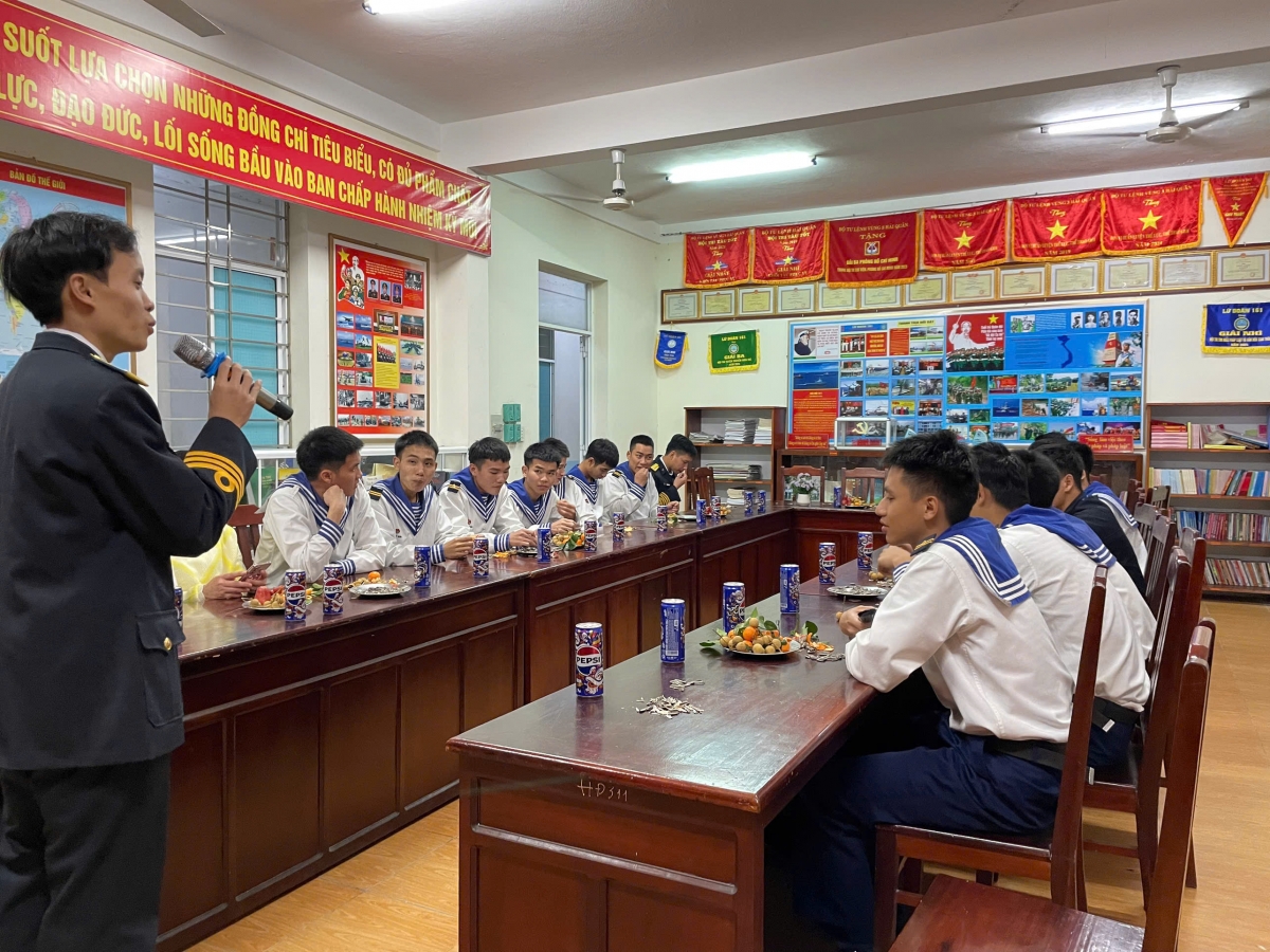 Tổ chức sinh nhật đồng đội cho chiến sĩ
