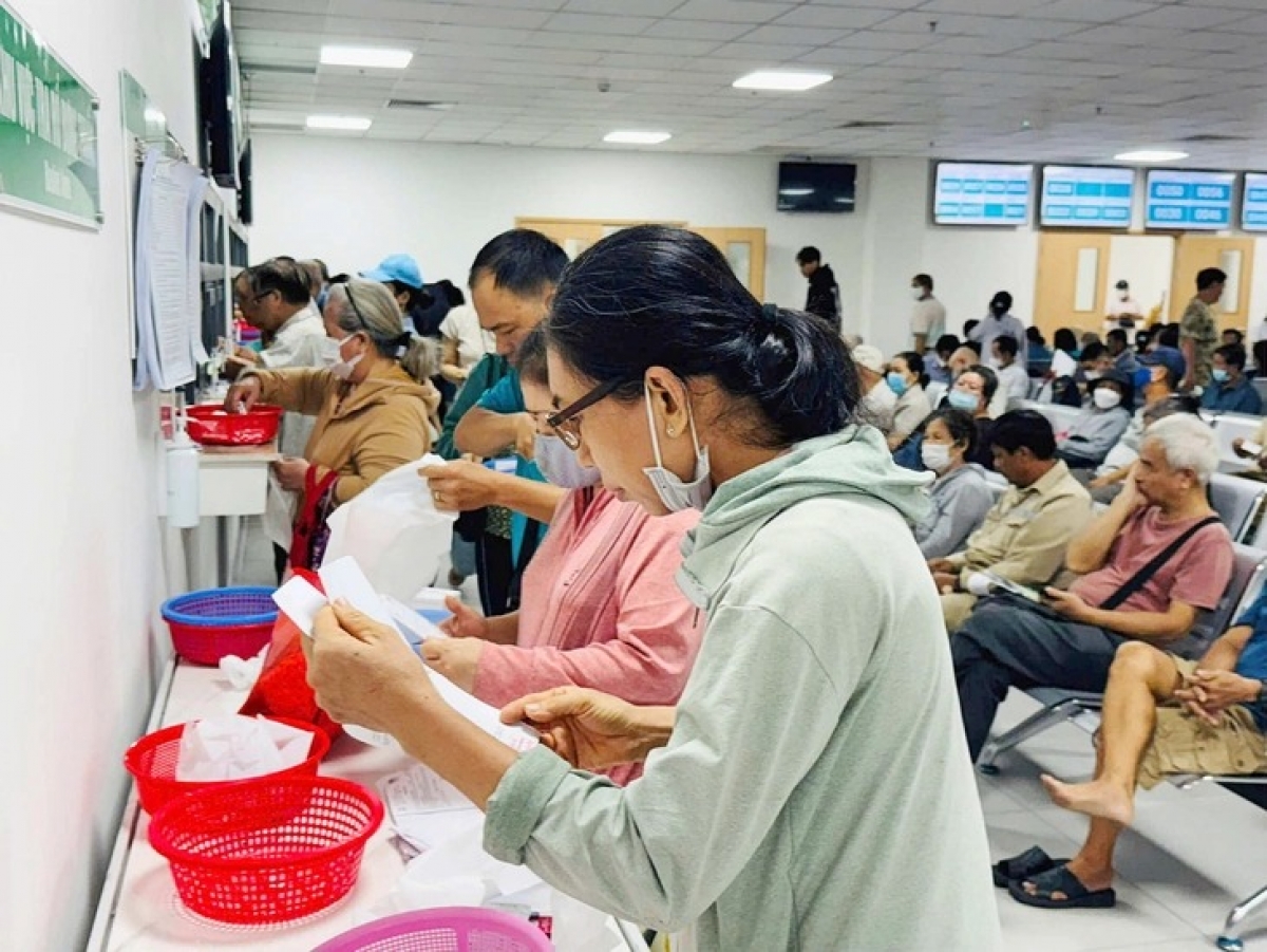 Xếp hàng đợi tới luợt kê đơn thuốc BHYT
