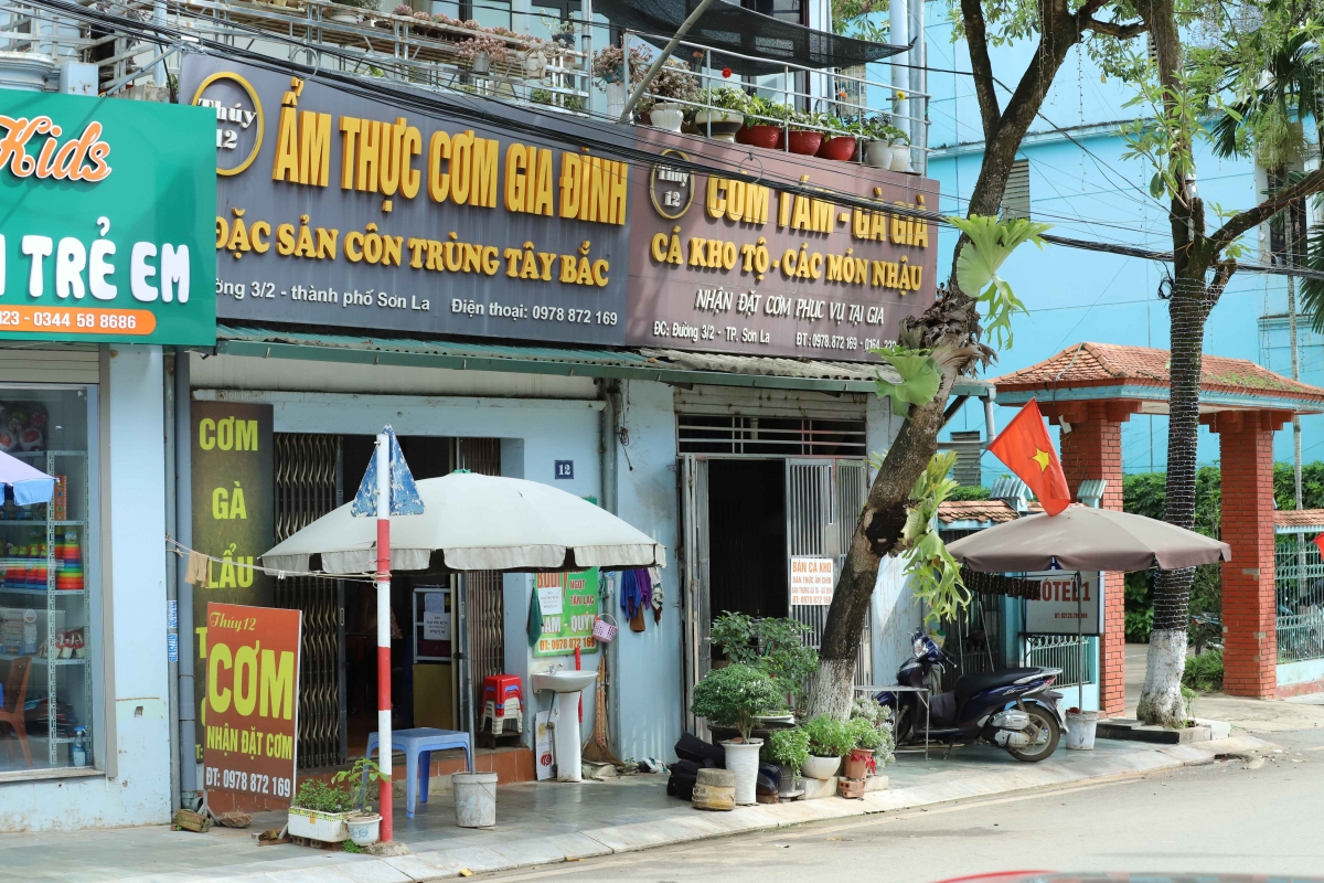 Cơ sở kinh doanh Thúy 12 cơm gà già, nơi diễn ra vụ việc gây xôn xao mạng xã hội.
