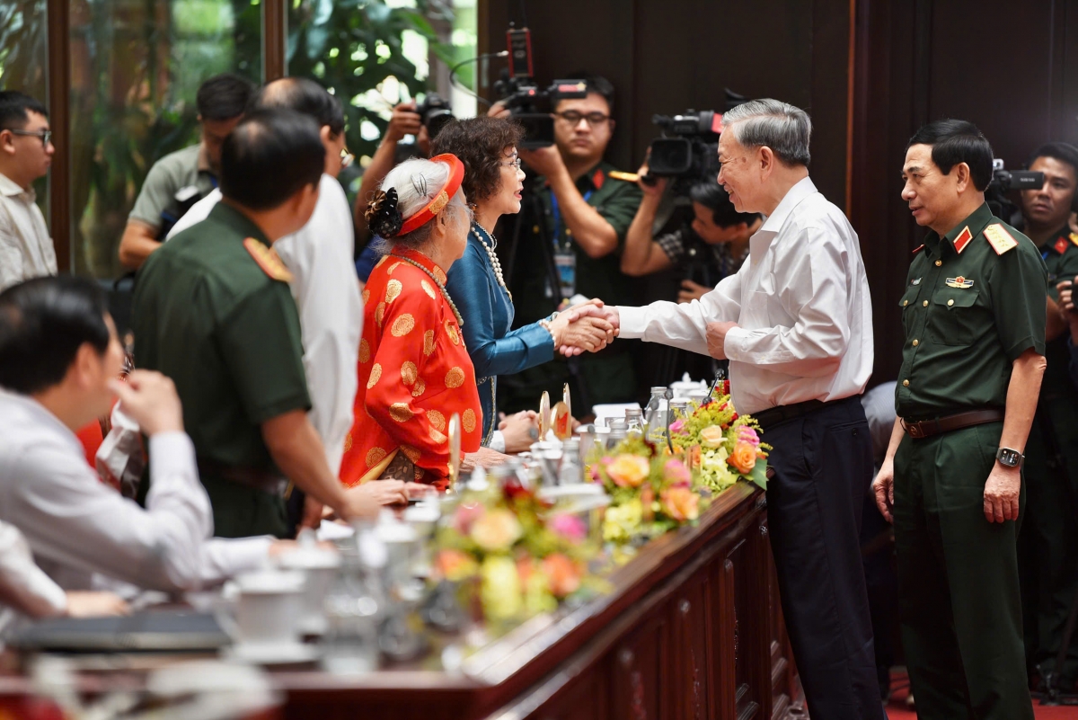 Tổng Bí thư tri ân các cán bộ lão thành cách mạng, tiền khởi nghĩa, Mẹ Việt Nam anh hùng.