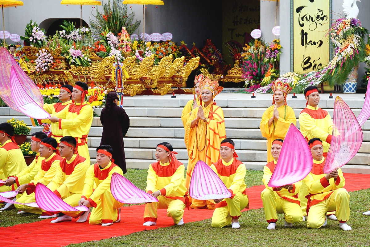 Tái hiện hình ảnh Đức vua Trần Nhân Tông "cởi hoàng bào khoác áo cà sa" tại Lễ hội Xuân Yên Tử.