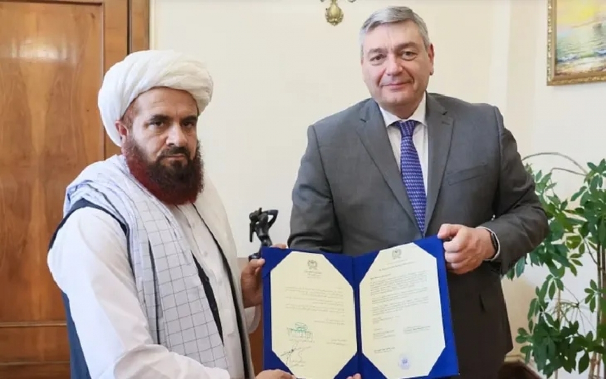 Tân Đại sứ Afghanistan tại Nga, ông Gul Hassan Hassan (trái), trình quốc thư cho Thứ trưởng Ngoại giao Nga Andrey Rudenko (Ảnh: Bộ Ngoại giao Nga)