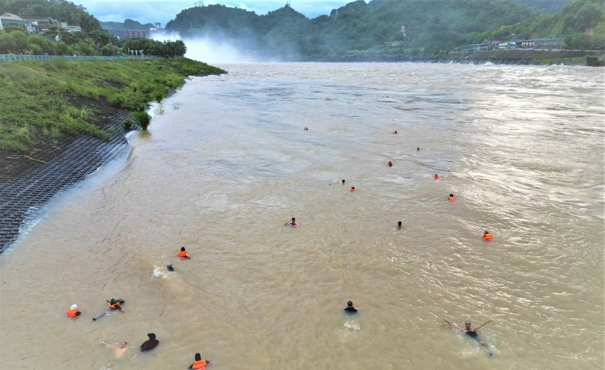 Hàng chục người dân tắm sông Đà ở khu vực nguy hiểm
