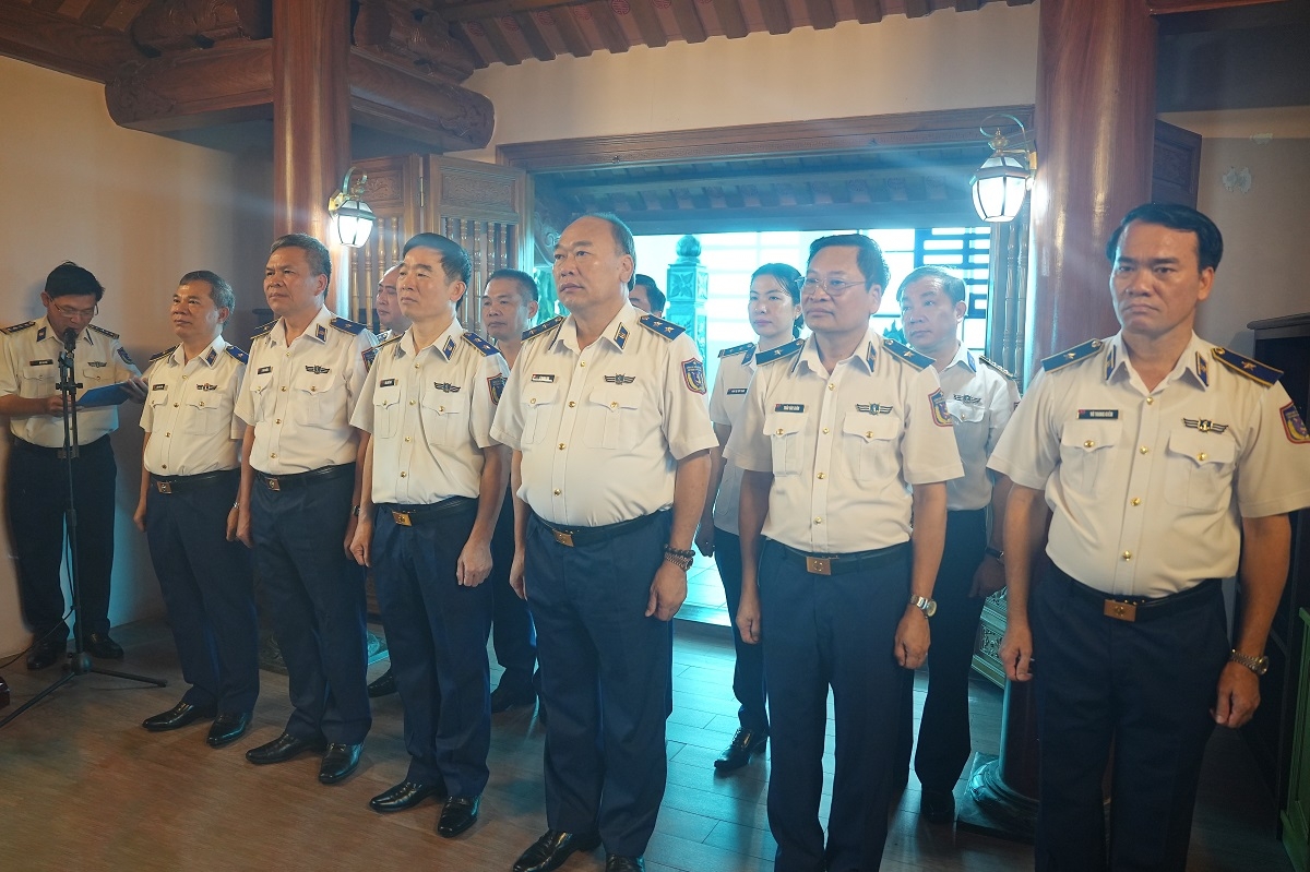 Thủ trưởng Cảnh sát biển Việt Nam tưởng niệm Chủ tịch Hồ Chí Minh và các anh hùng liệt sĩ nhân ngày Thương binh - Liệt sĩ (27-7).