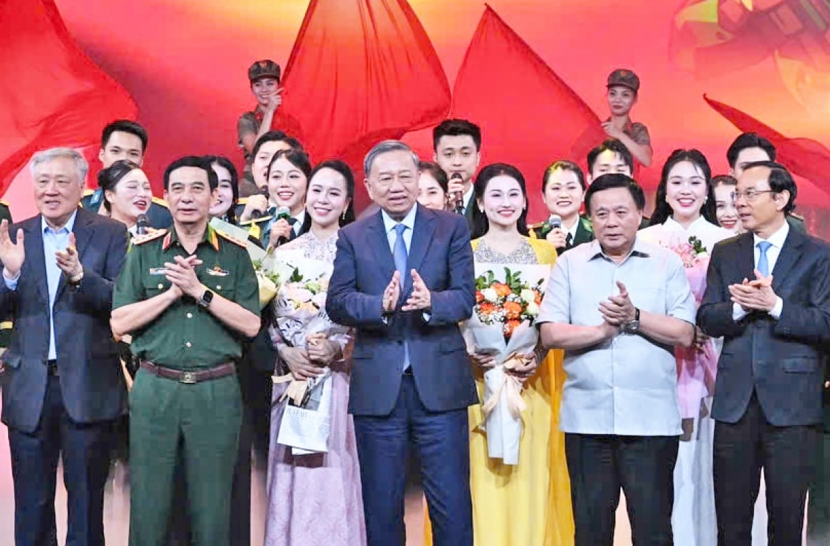Tổng Bí thư Tô Lâm cùng các đại biểu, nghệ sĩ dự chương trình giao lưu - nghệ thuật “Khắc ghi lời Bác - Vang nhịp quân hành”. Ảnh: Việt Trung