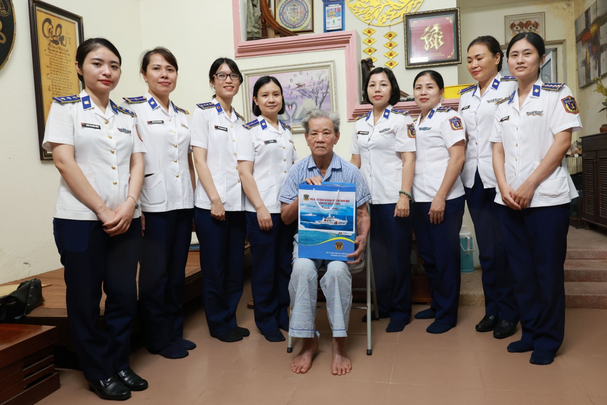 Thăm, tặng quà các đồng chí thương binh, bệnh binh