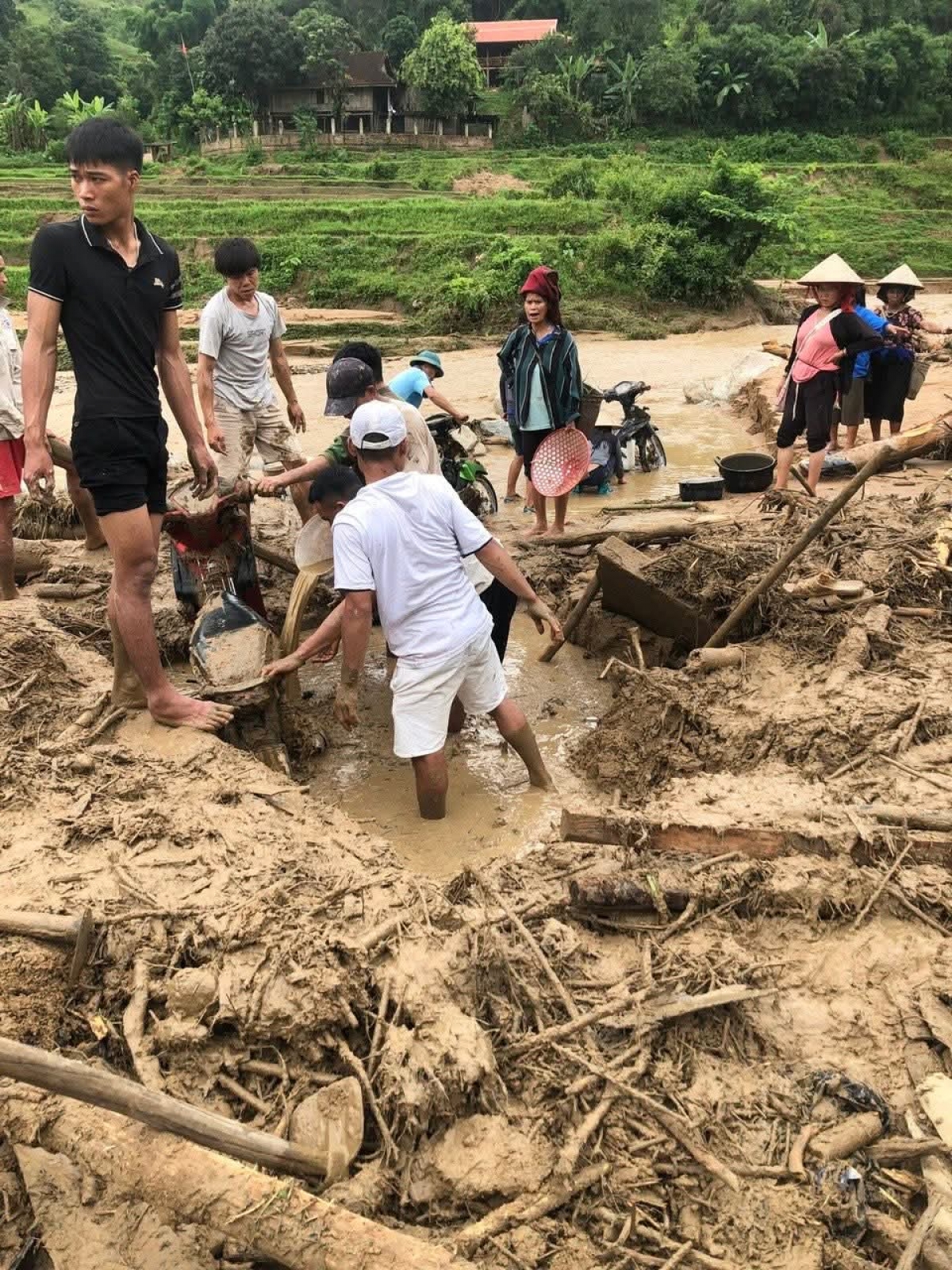 Thiệt hại ban đầu ước tính lên đến 10 tỷ đồng.