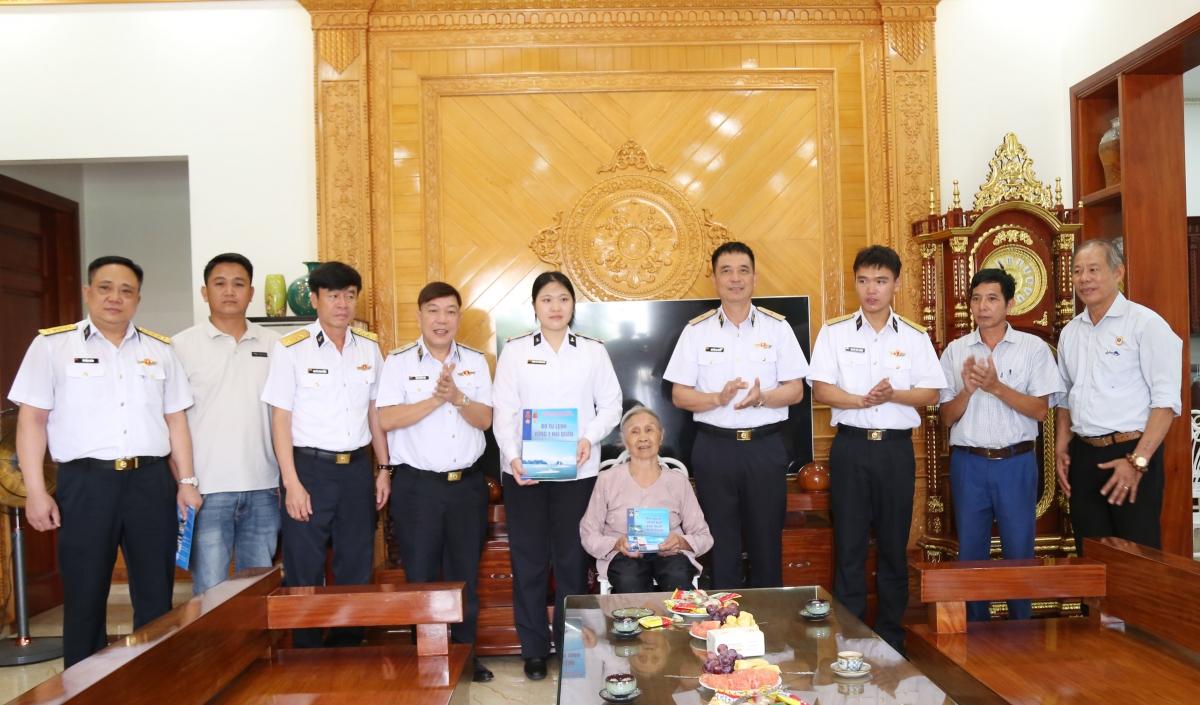 Thiếu tướng Nguyễn An Phong, Bí thư Đảng ủy, Chính ủy Hải quân cùng đoàn công tác tặng quà thân nhân liệt sĩ Hoàng Đức Khoa tại phường Bạch Đằng, TP. Hải Phòng.