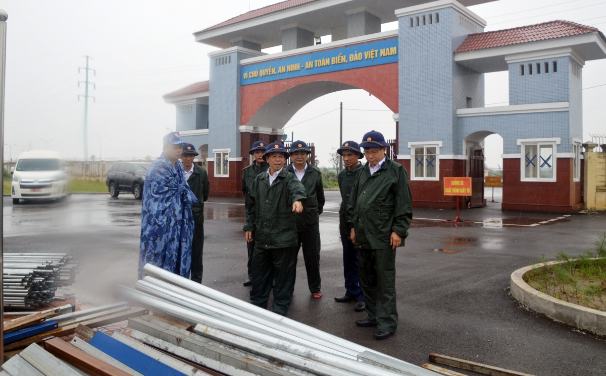 Thiếu tướng Trần Văn Thơ kiểm tra công tác phòng, chống bão sỗ 3 tại Hải đoàn 11