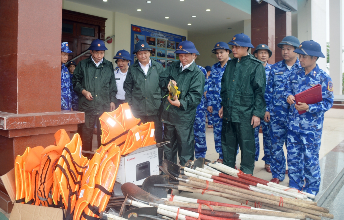 Thiếu tướng Trần Văn Thơ kiểm tra trang bị, vật chất phục vụ công tác phòng, chống bão số 3