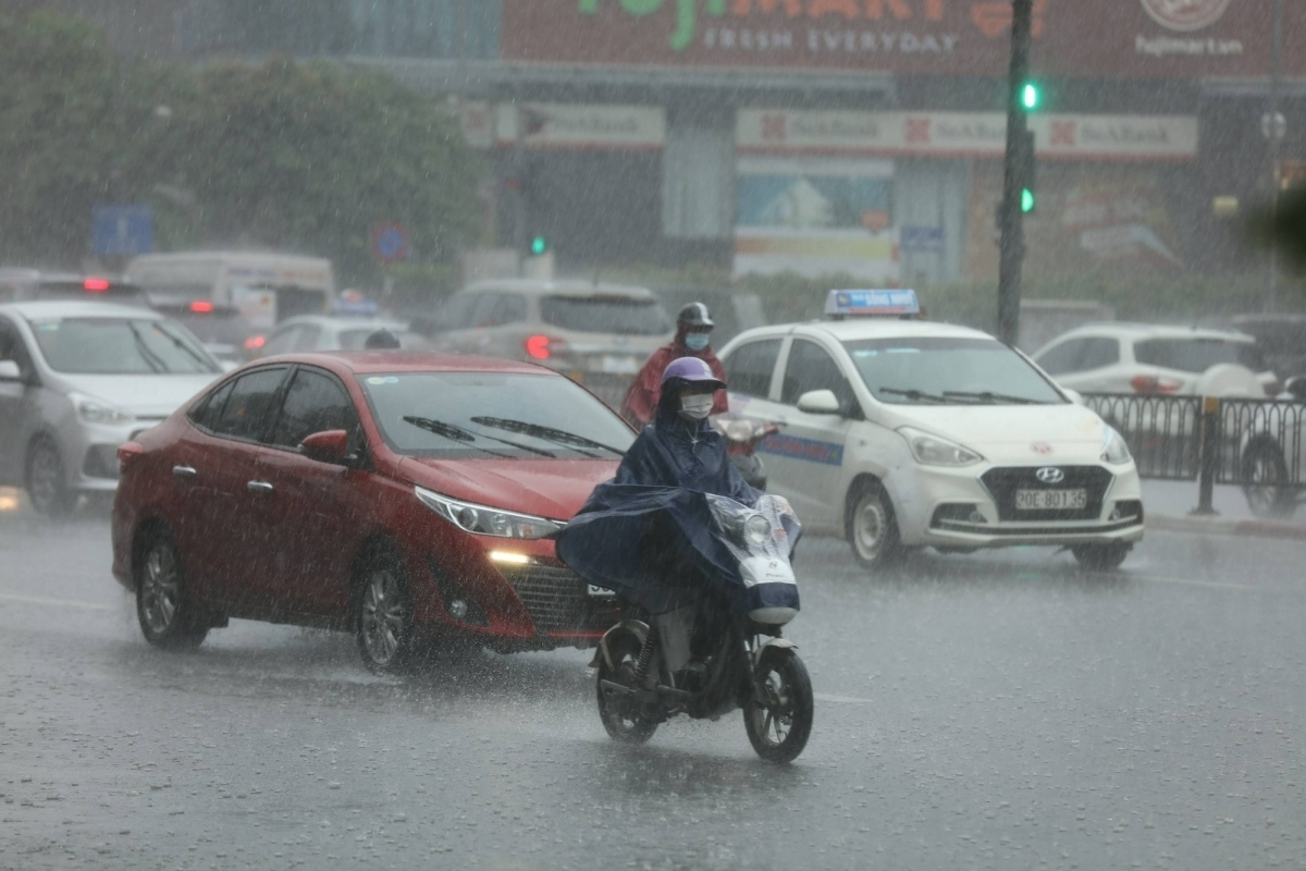 Bắc Bộ ngày oi bức, chiều tối có mưa dông